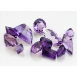 Lot aus 12 Amethysten, zus. ca. 61,3 ct.Verschiedene Facettschliffe. Unterschiedliche Farbnuancen,