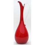 Große moderne Henkelkaraffe.Farbloses Glas, mit rotem Innenüberfang. Wohl Murano, 20. Jh. H. 46 cm.