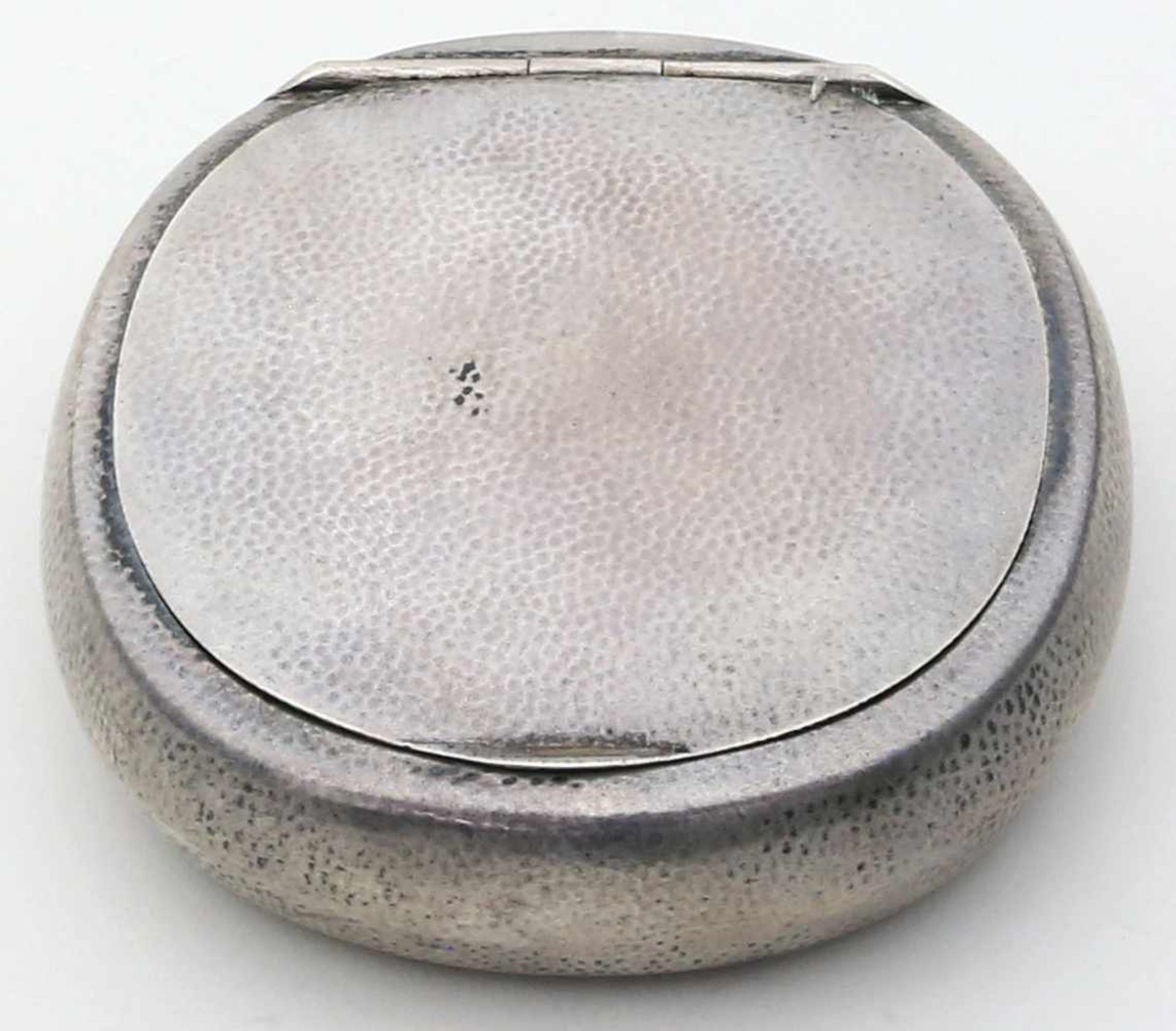 Art Deco-Dose.800/000 Silber, 60 g, Innnenvergoldung. Runde Form mit Hammerschlagdekor und Monog.