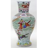 Balustervase.Porzellan. Umlaufend bunte, figürliche Bemalung. China. H. 37 cm.