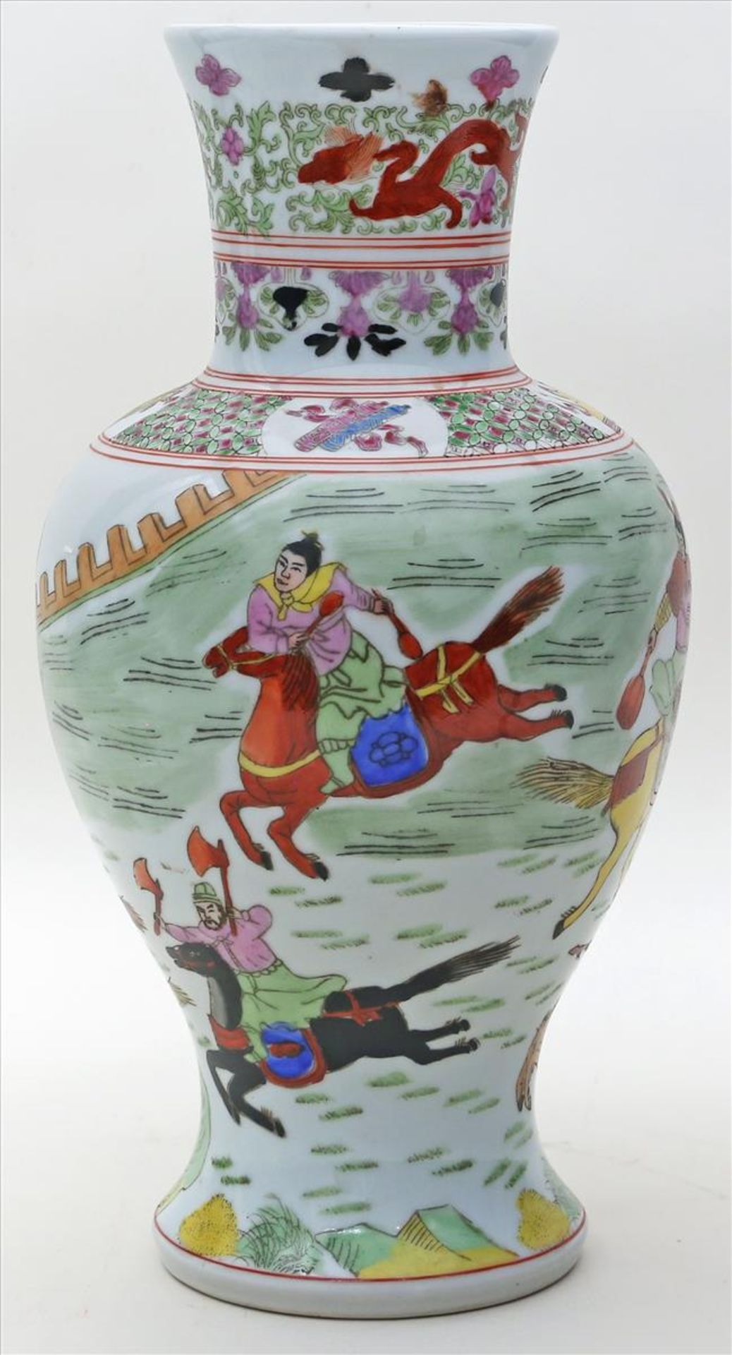 Balustervase.Porzellan. Umlaufend bunte, figürliche Bemalung. China. H. 37 cm.