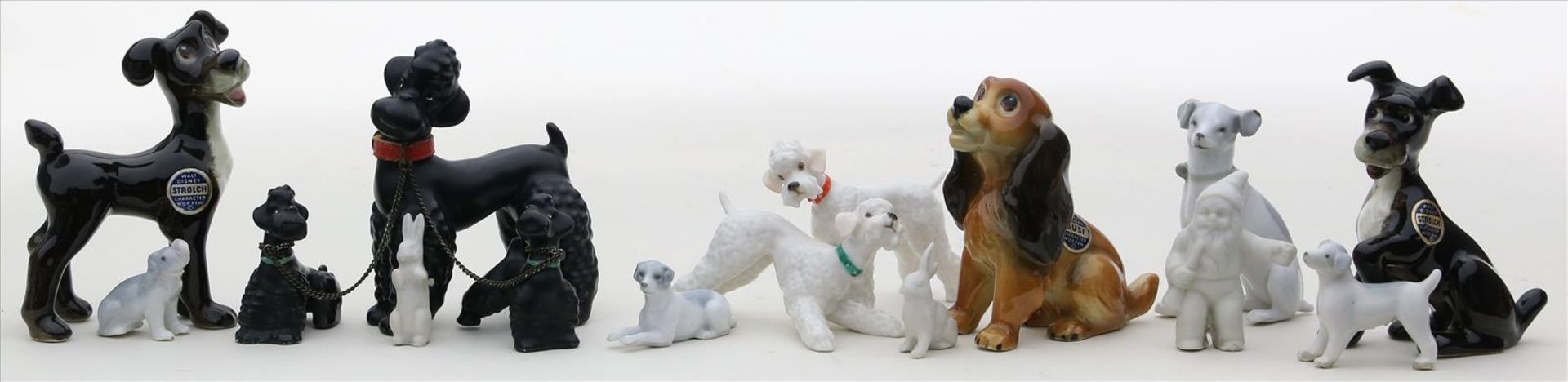15 kleine Skulpturen.Porzellan/Keramik. Überwiegend Hunde, 12x bunt bemalt. Dabei Goebel und