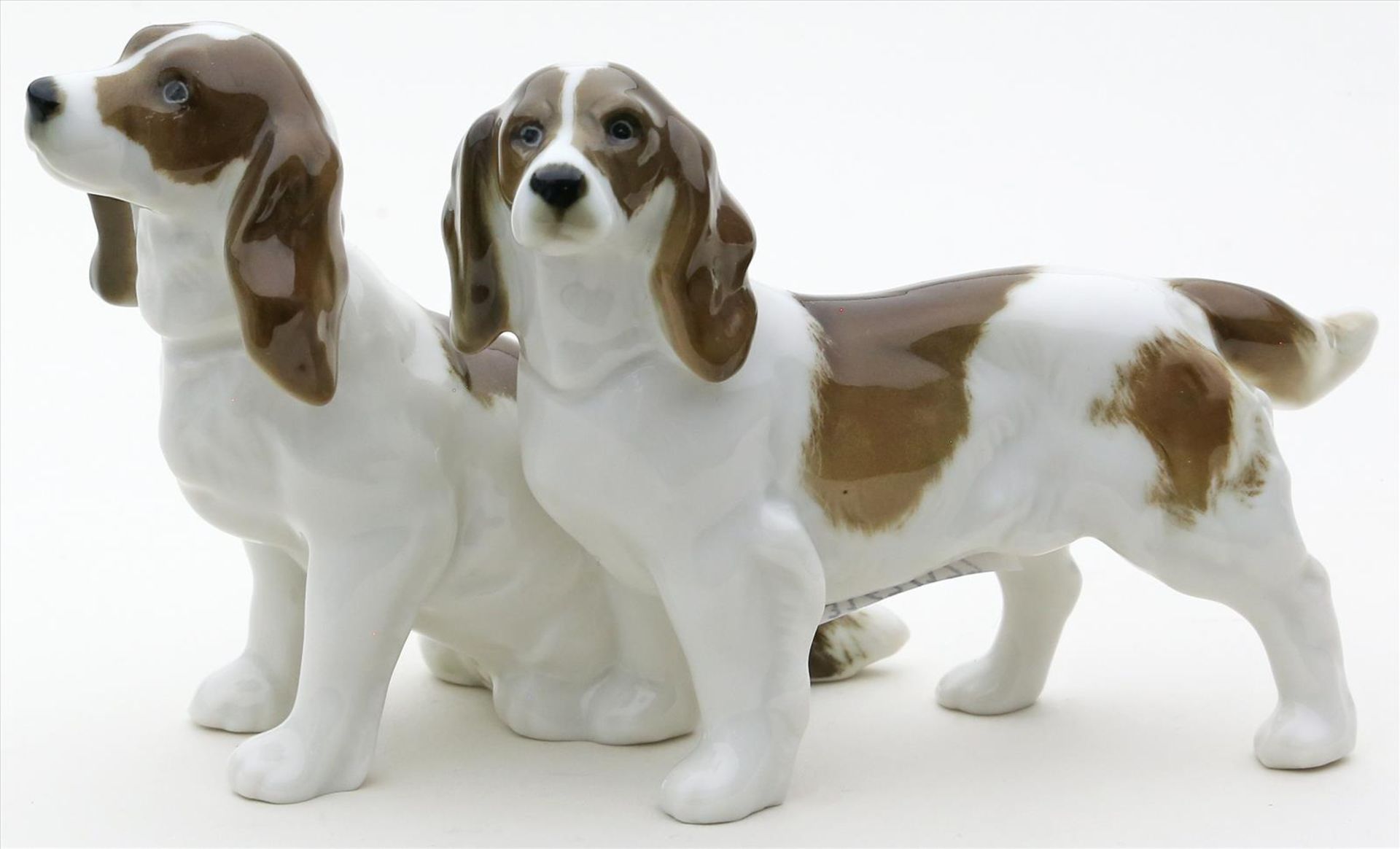 Beagle-Paar, Hutschenreuther.Porzellan. Bunt bemalt. Ein sitzender und ein stehender Beagle. Blaue