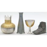 4 Teile Metall-Raritäten:Jugendstil-Vase "Osiris", Kinderschuh, Pokal sowie Gefäß mit umlaufendem