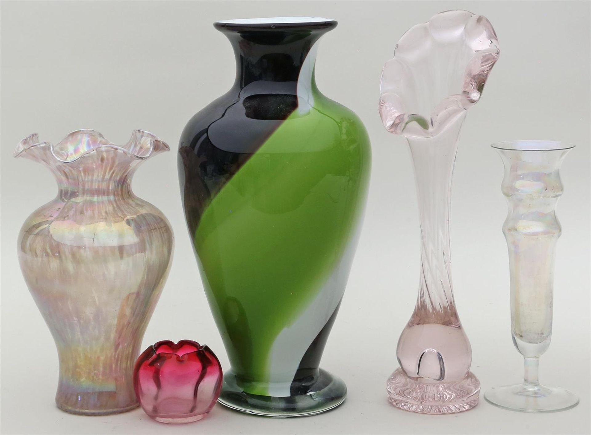 5 div. Vasen.Verschiedenfarbiges Glas/Kristall. Verschiedene Formen. Anf. bis 2. Hälfte 20. Jh. H.