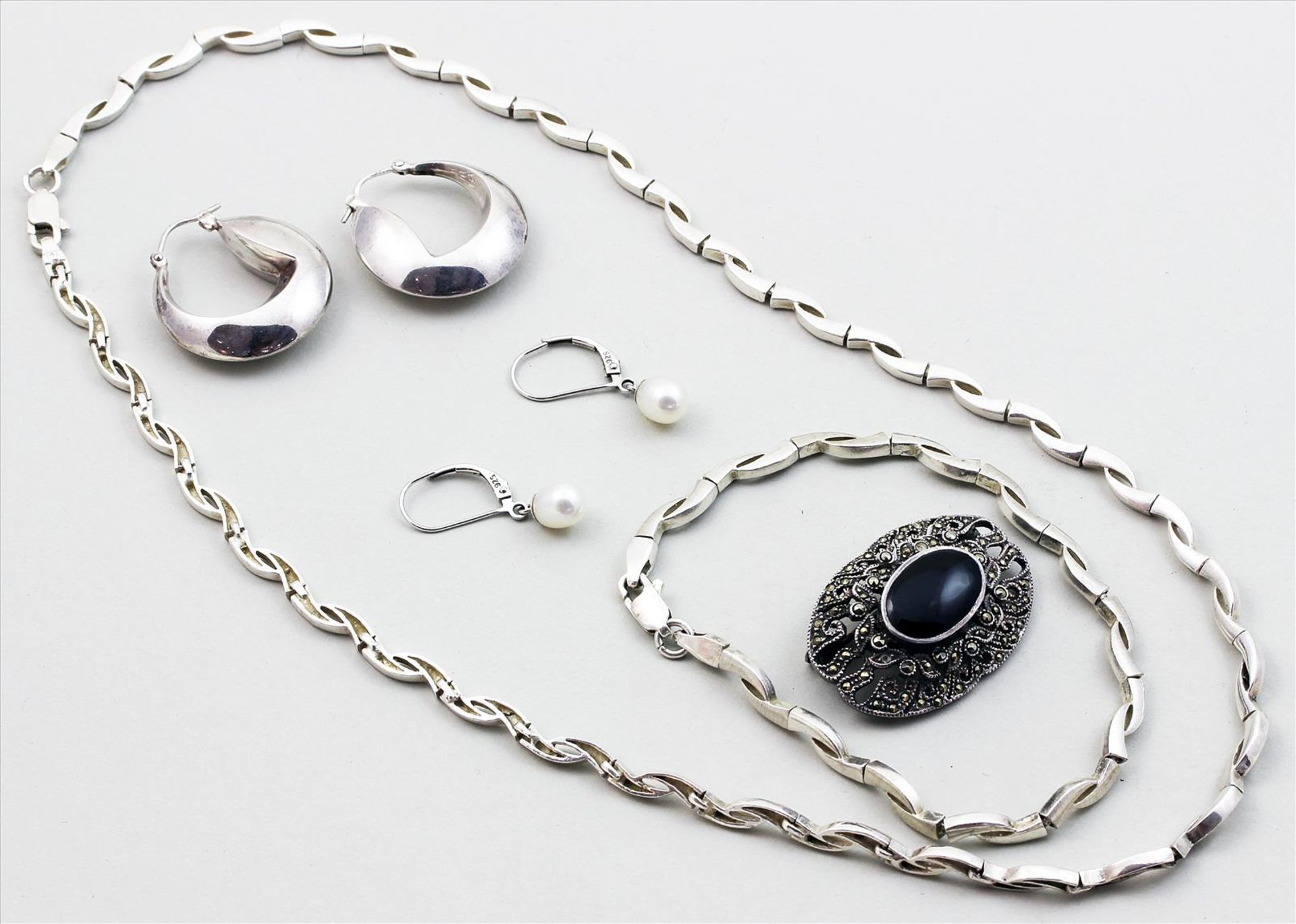 Collier, Armband, 2 Paar Ohrschmuck und Brosche.Silber, verschiedene Feingehalt und Ausführungen. 1x