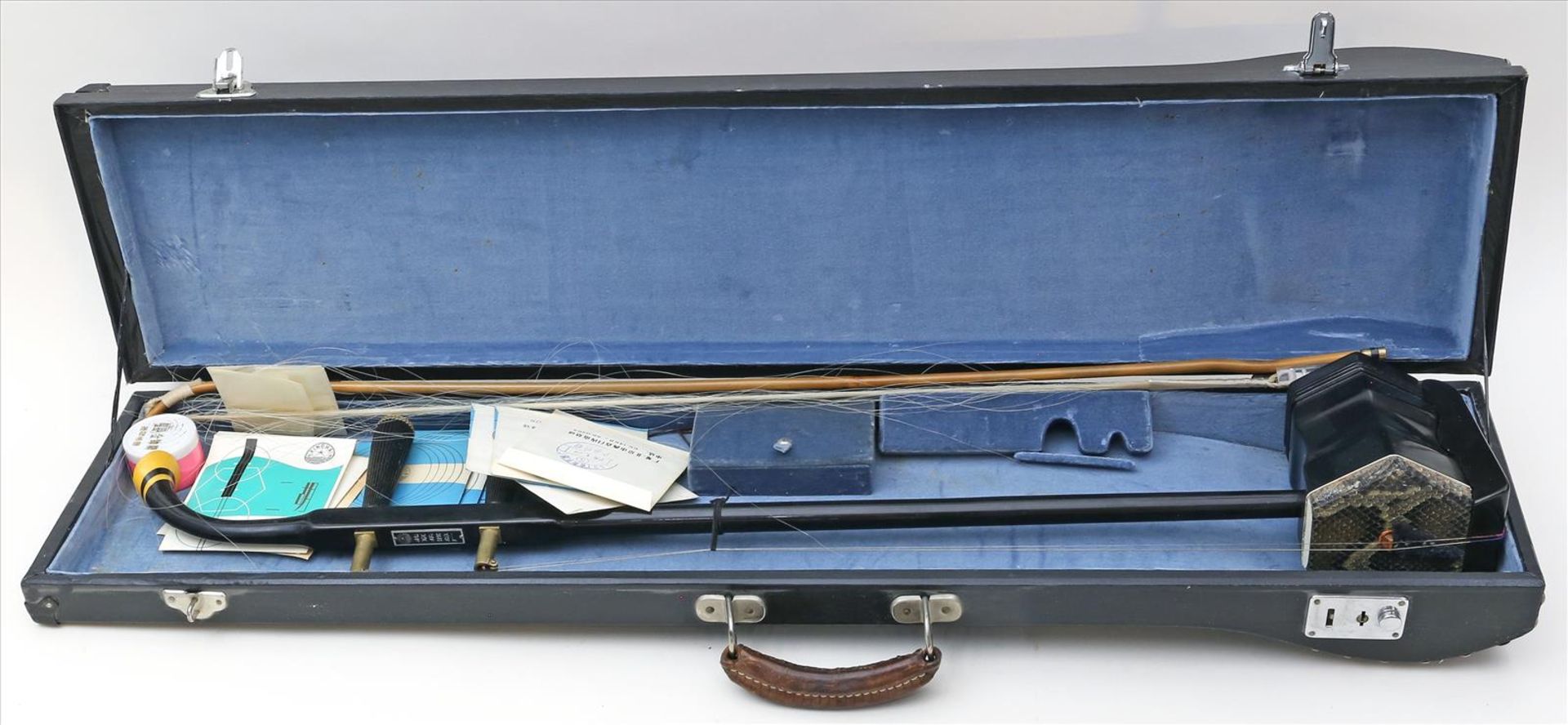 Asiatisches, traditionelles Saiteninstrument im Koffer.Wohl so genannte "Shamisen" (japanische