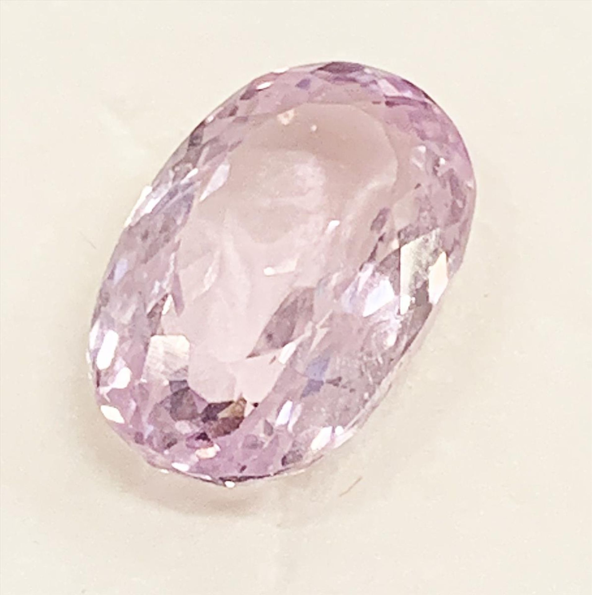 Kunzit, ca. 7,74 ct.Oval facettiert geschliffen, 15x 10x 8 mm.