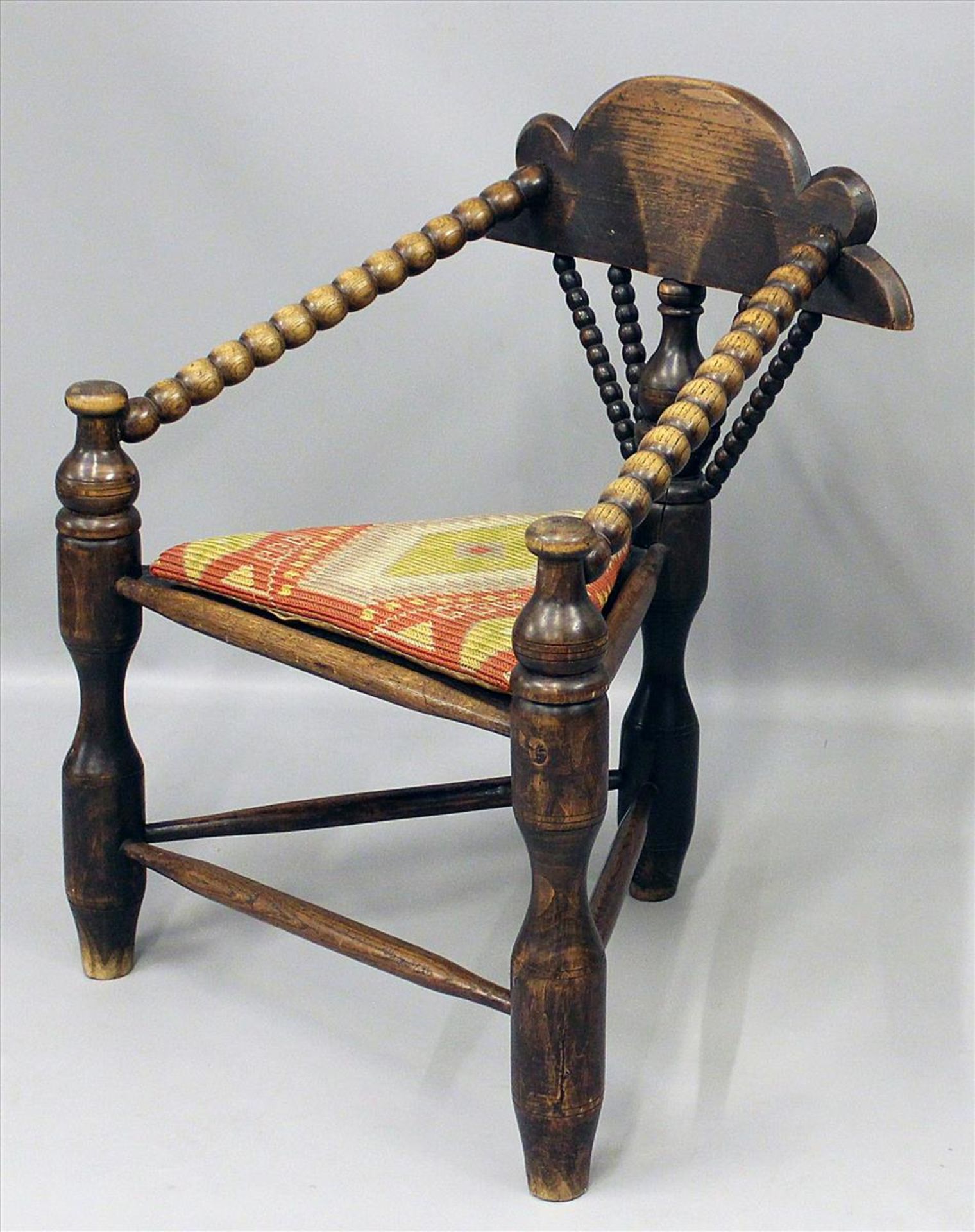 Stuhl.Eiche. 3-eckiges Sitzbrett auf 3 massiven, gedrechselten Beinen mit Verstrebung. Durchbrochene