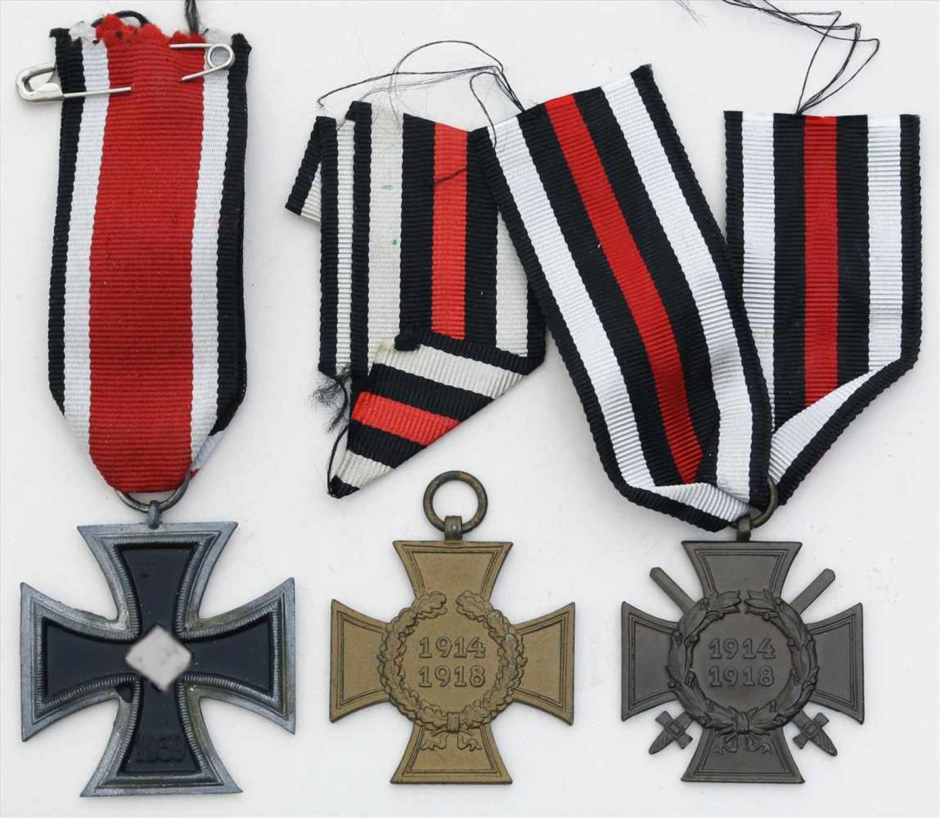 3 Abzeichen, 1. und 2. WK.2x Frontkämpfer 1914-1918 und Eisernes Kreuz 1939. Dabei 3 Ripsbänder.