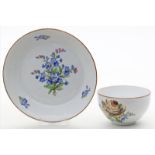 Tasse und Untertasse, Meissen.Porzellan. Verschiedene Formen und bunte Blumenmalereien,