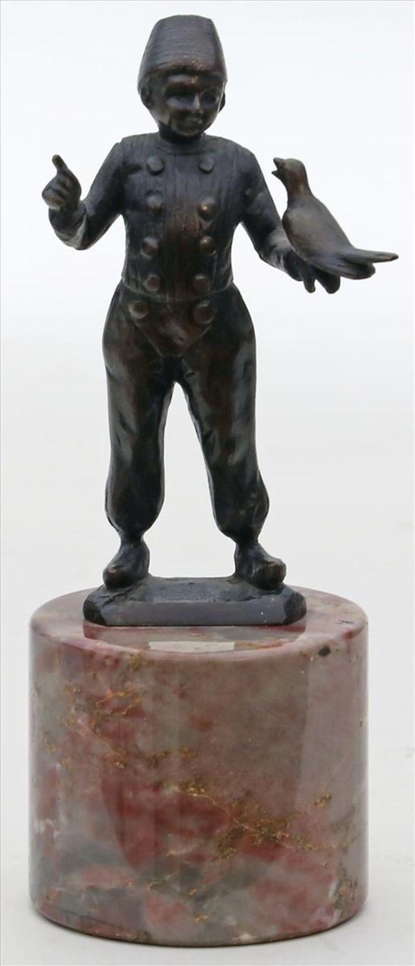 Skulptur eines Knaben mit Vogel.Schwarz-braun patinierte Bronze. Anf. 20. Jh. Mamorsockel. H. 8,5