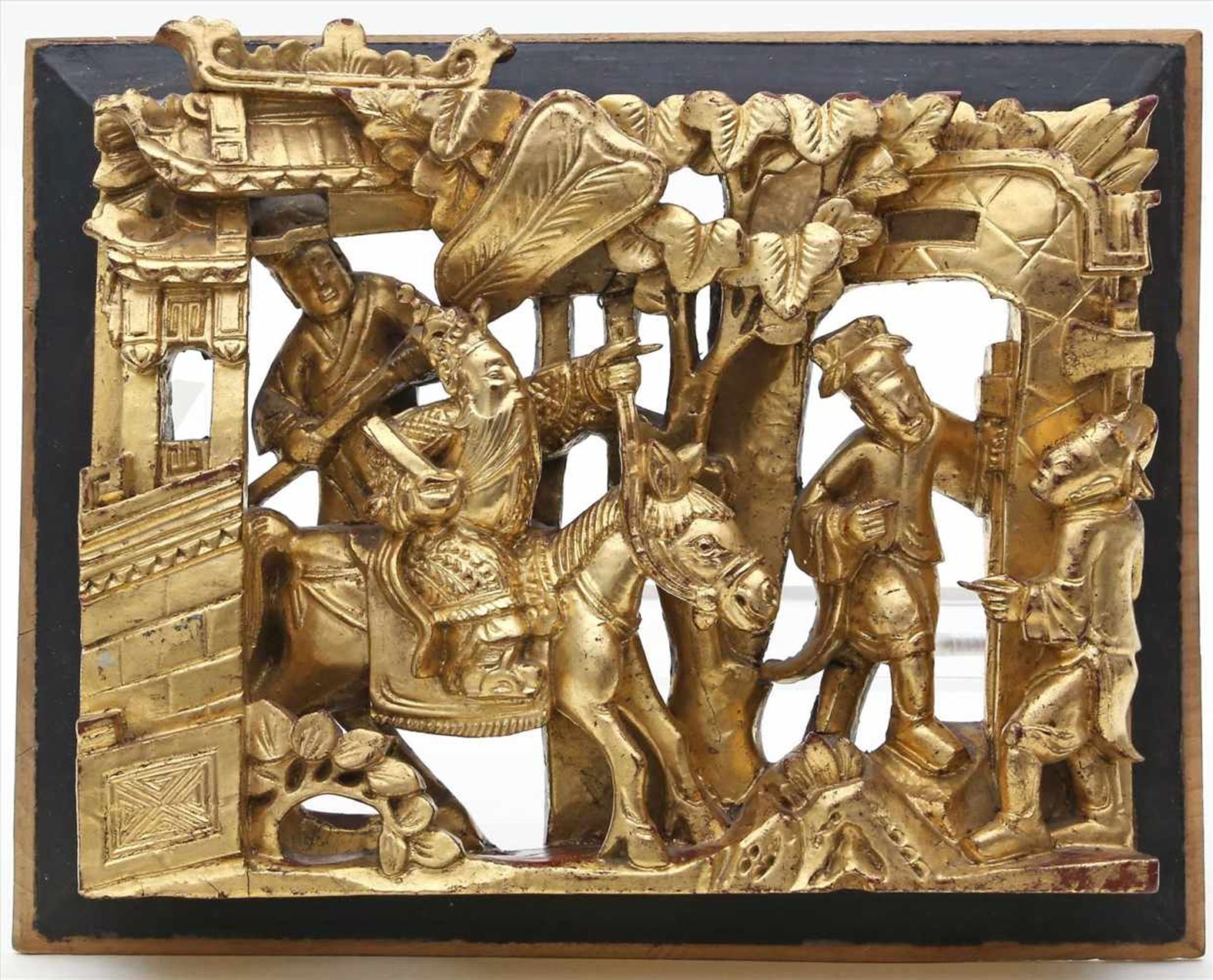 Chinesische Reliefschnitzerei.Holz, geschnitzt. Figürliche Darstellung. Golden und rot gefasst.