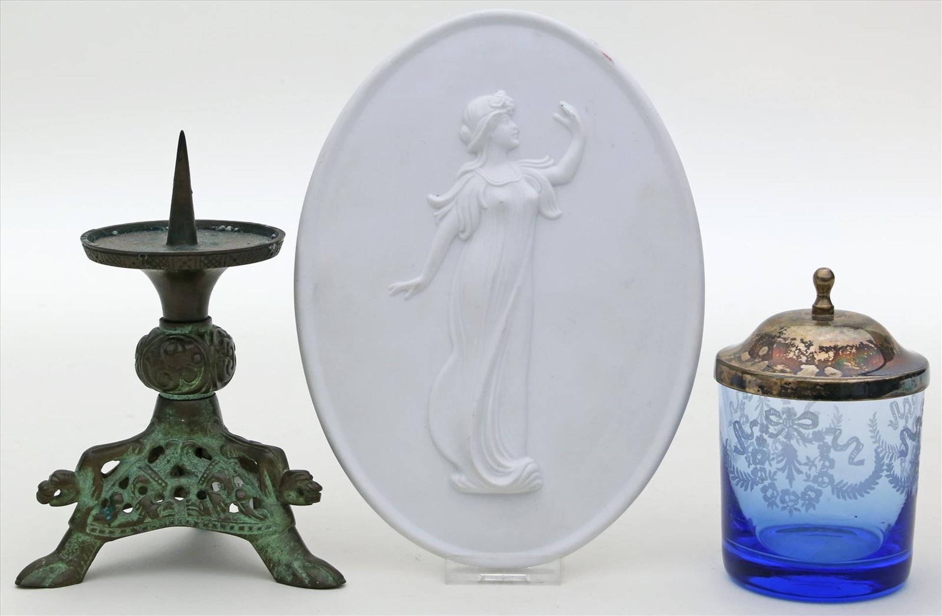 3 Teile Raritäten:Glas mit Metalldeckel (l. gedellt), Reliefplatte aus Biskuitporzellan und