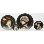 4 Zierteller.Porzellan. Je mit über Linienvordruck bunt gemalten Damenportraits auf schwarzem