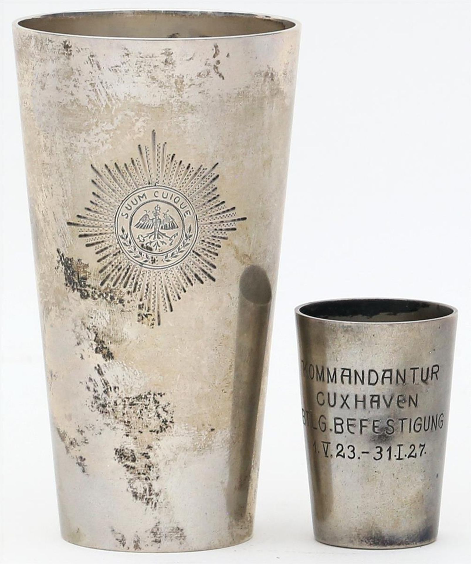 2 Becher.800/000 Silber, 117 g. 1x mit ziseliertem Gardestern und dat. 18.1.1914, 1x Gravur "