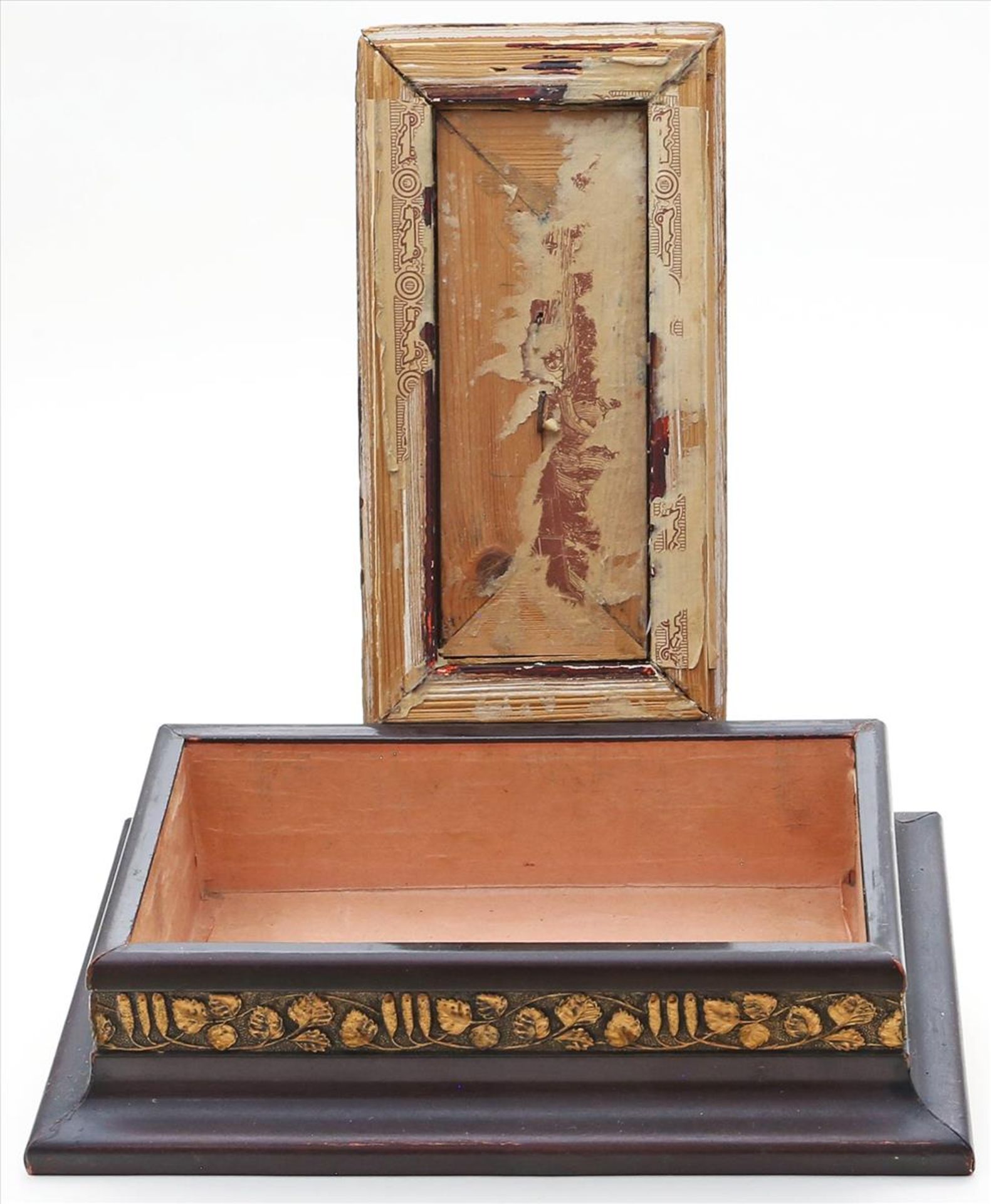 Schatulle.Holz, verschiedenfarbig gelackt. Reliefdekor. Gebrauchsspuren. Um 1900. 12x 27x 16,5 cm. - Bild 2 aus 2