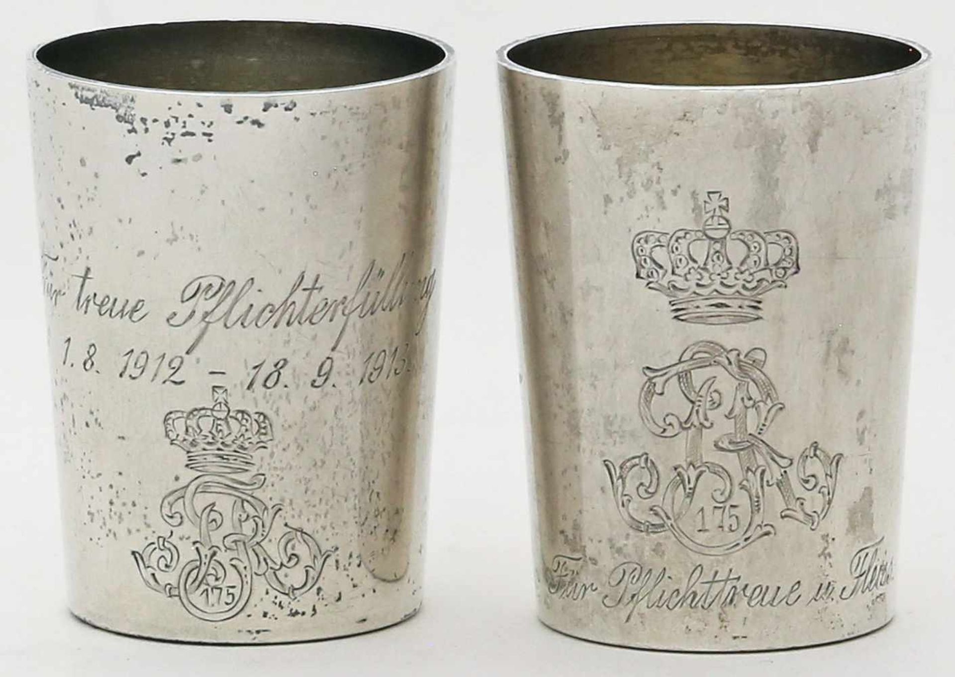 Paar Wappenbecher.Silber, 56 g. Glatte Wandung mit gravierter Krone und Inschrift "Hauptmann u.
