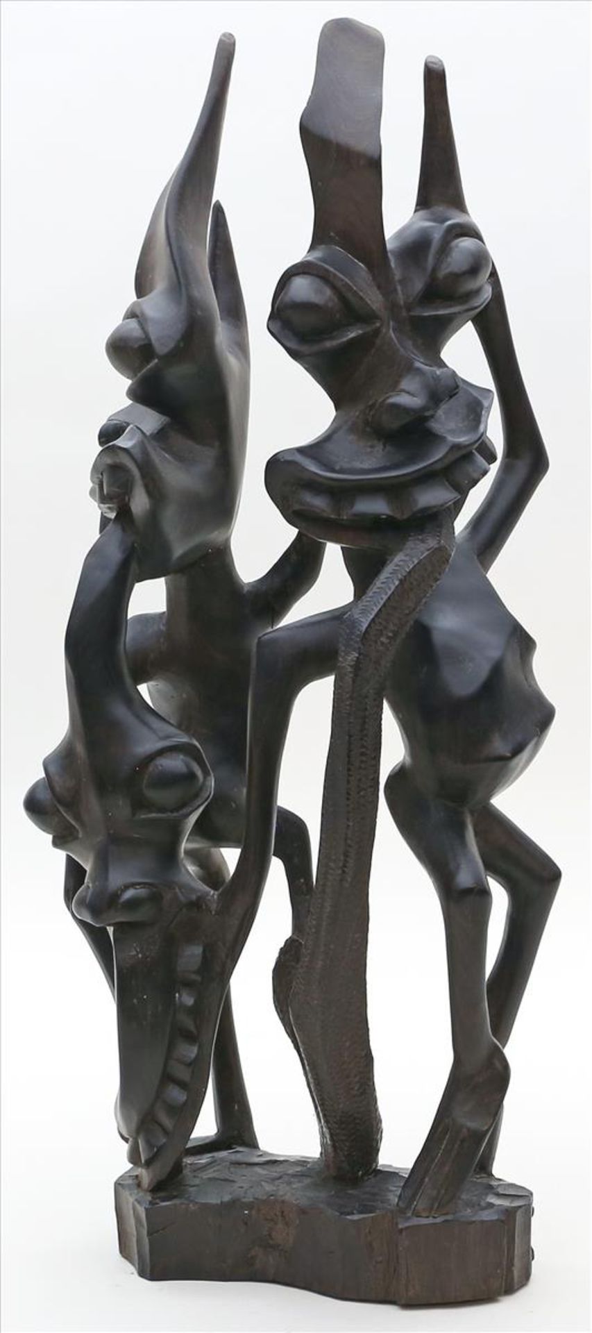 Skulpturengruppe "Tanzende Fabelwesen".Hartholz, durchbrochen geschnitzt. Afrika. H. 49 cm.