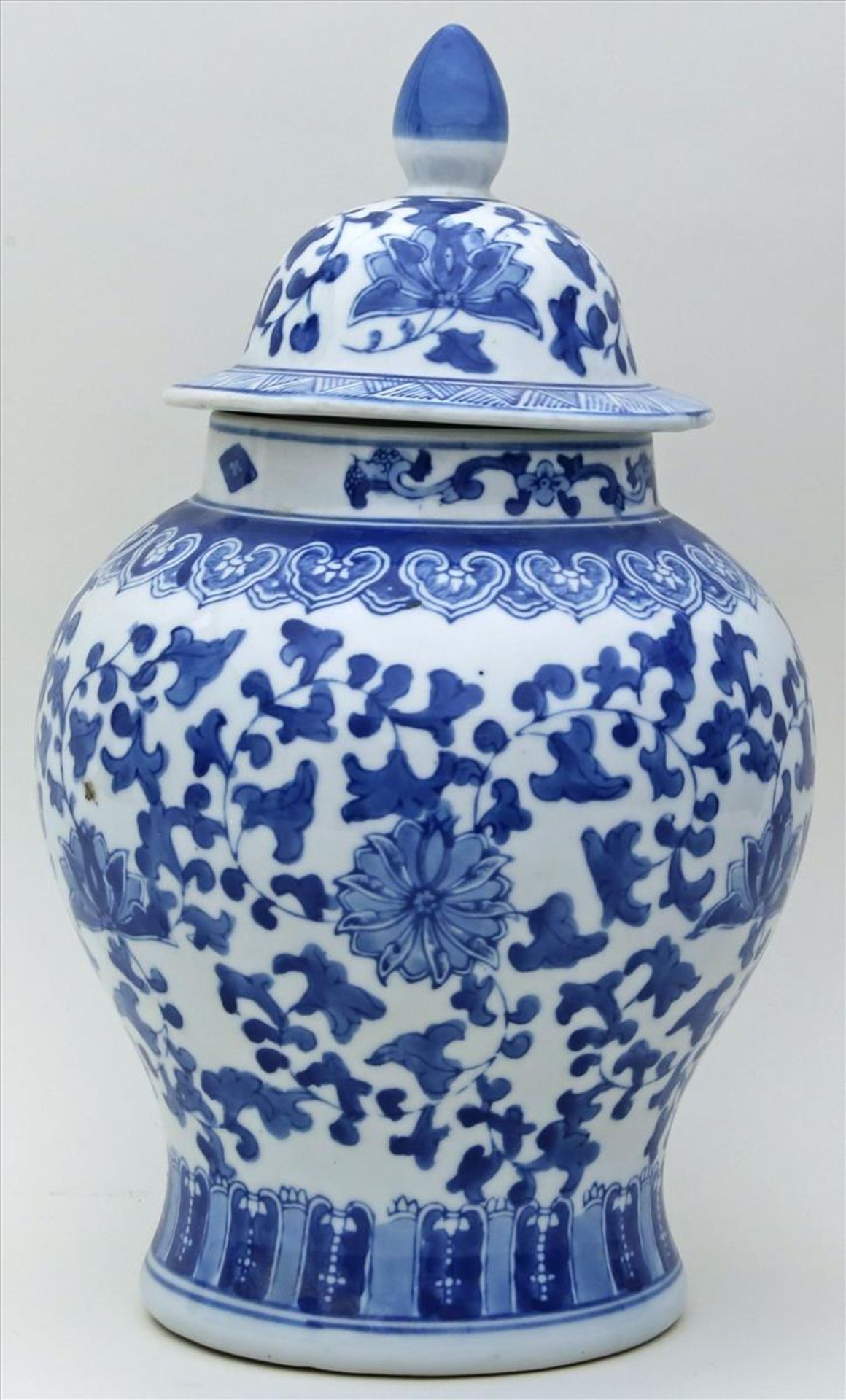 Deckelvase.Porzellan. Umlaufend florale und Ornamentmalerei in Unterglasurblau. China. H. 38 cm.