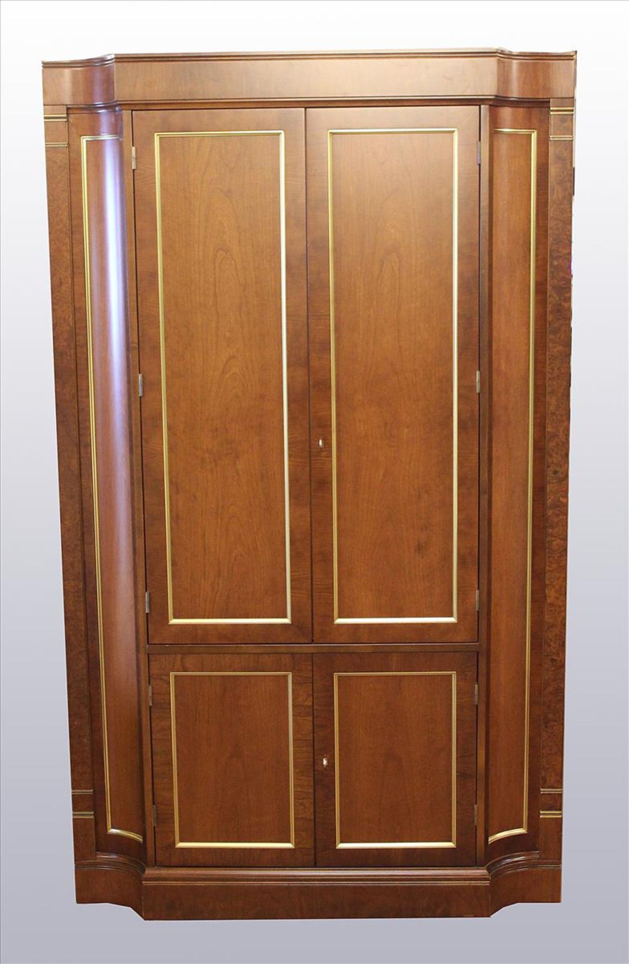 Eleganter Schrank.Nussbaum/Maserholz mit Messingbändern. 4-türiger Korpus. Innen mit Ablagen (auch