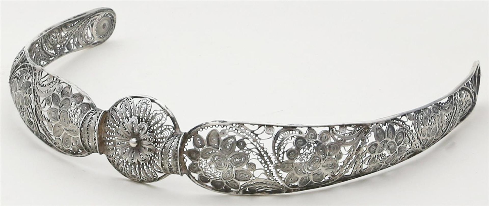 Haarreif.Silber, geprüft. Florale Filigranarbeit. Um 1900. B. 2,5, D. ca. 14,5 cm.