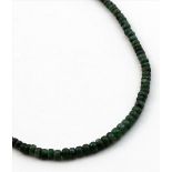 Smaragdkette.Runde Smaragd-Perlen in l. verlaufender Größe. 925/000 Sterlingsilber-