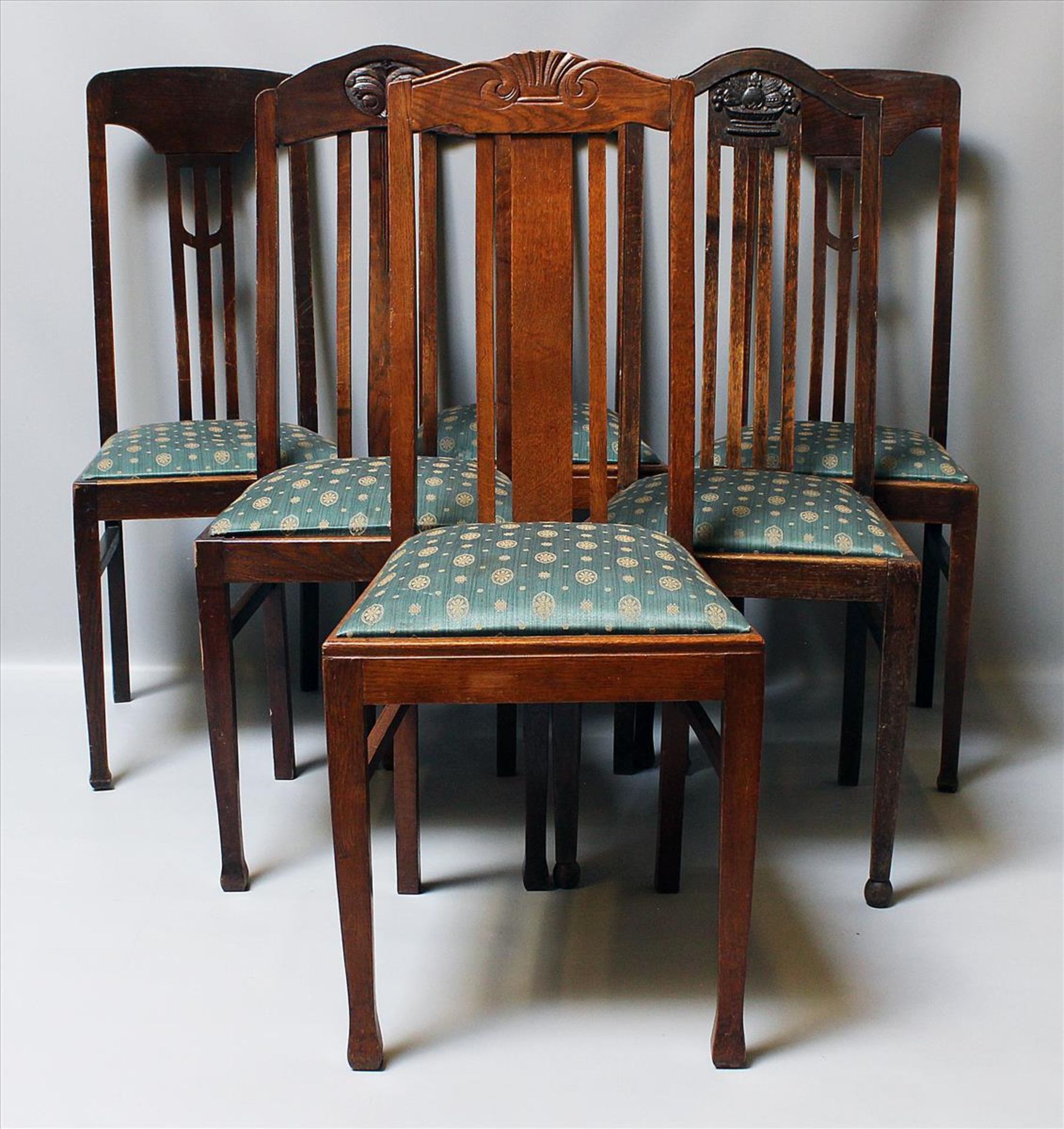 6 Stühle.Eiche. Pfostenbeine, Rückenlehnen teils mit geschnitzten Elementen. Sitz gepolstert. Um - Bild 2 aus 2