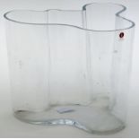 Aalto, Alvar (1898 Kuortane - Helsinki 1976)Vase aus farblosem Glas. L. Alters- und Gebrauchsspuren.