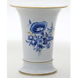 Trompetenvase, Meissen.Porzellan. Blumendekor in Aquatinta mit Gold, Goldränder. Schwertermarke