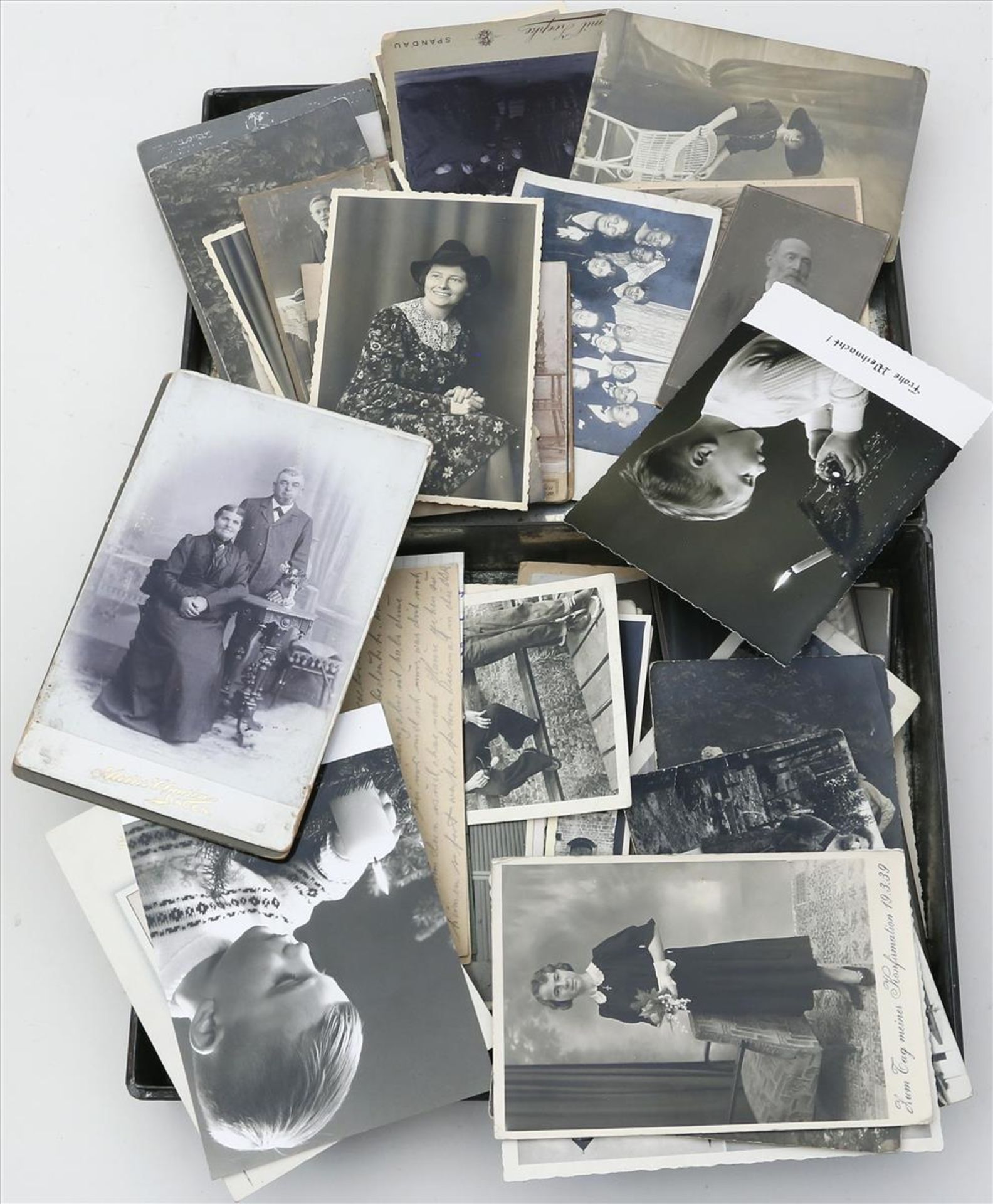 Konvolut Schwarzweiß-Fotografien und Postkarten,verschiedene Darstellungen, meist Personen.