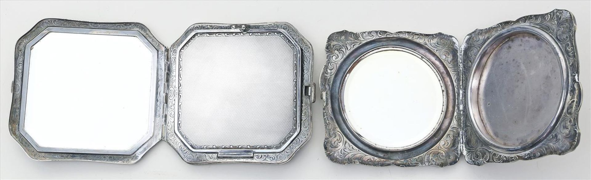 2 Puderdosen.Silber (1x 835/000), brutto 213 g. Guillochiertes bzw. ziseliertes Dekor. Innen je - Image 2 of 2