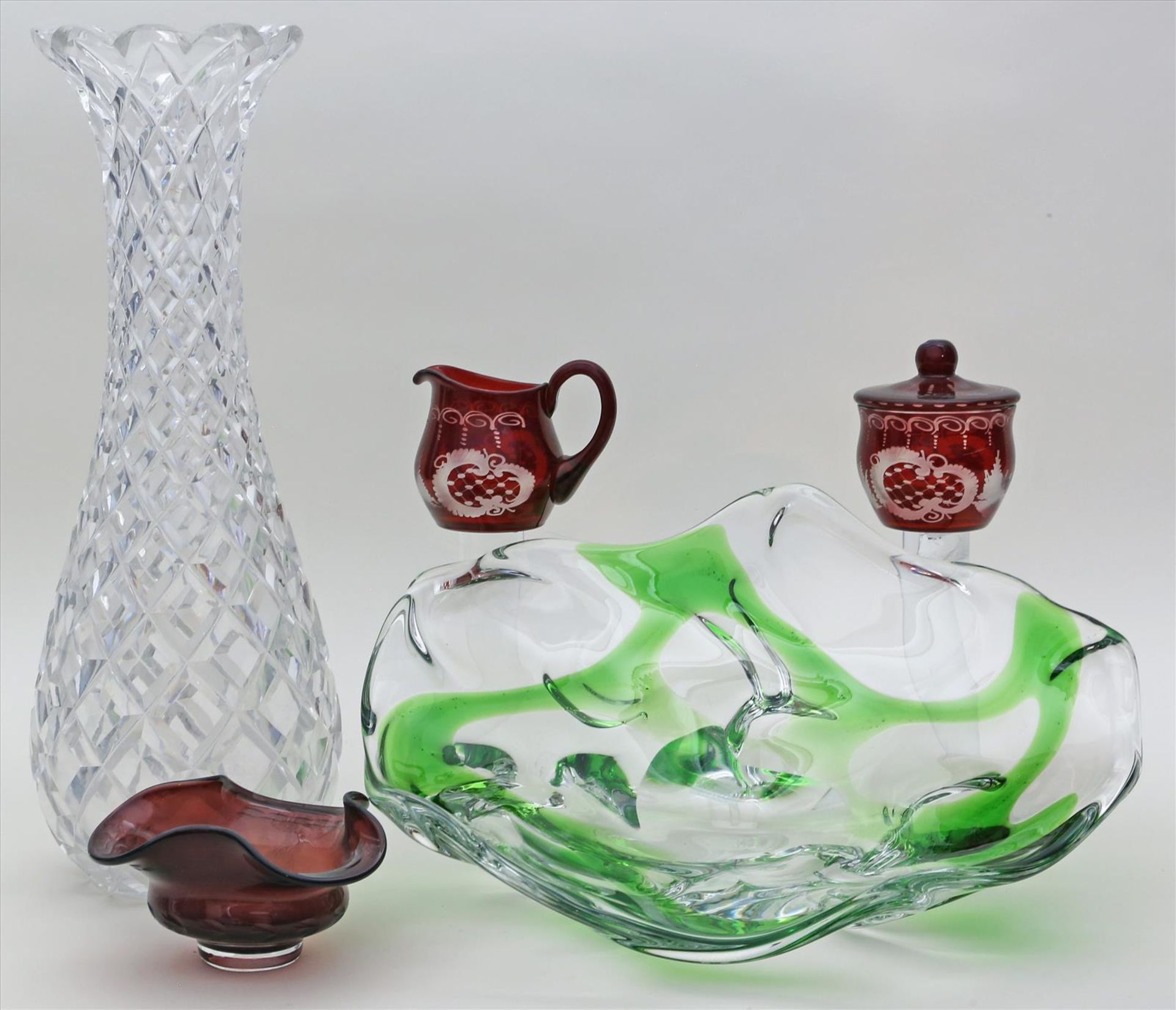 5 Teile Glas/Kristall.Verschiedene Ausführungen. Dabei große Kristallvase mit Schliffdekor (