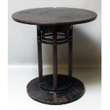 Tisch im Stil von Josef Hoffmann.Bugholz. Runde Platte auf Säulengestell mit ovalen Verzierungen,