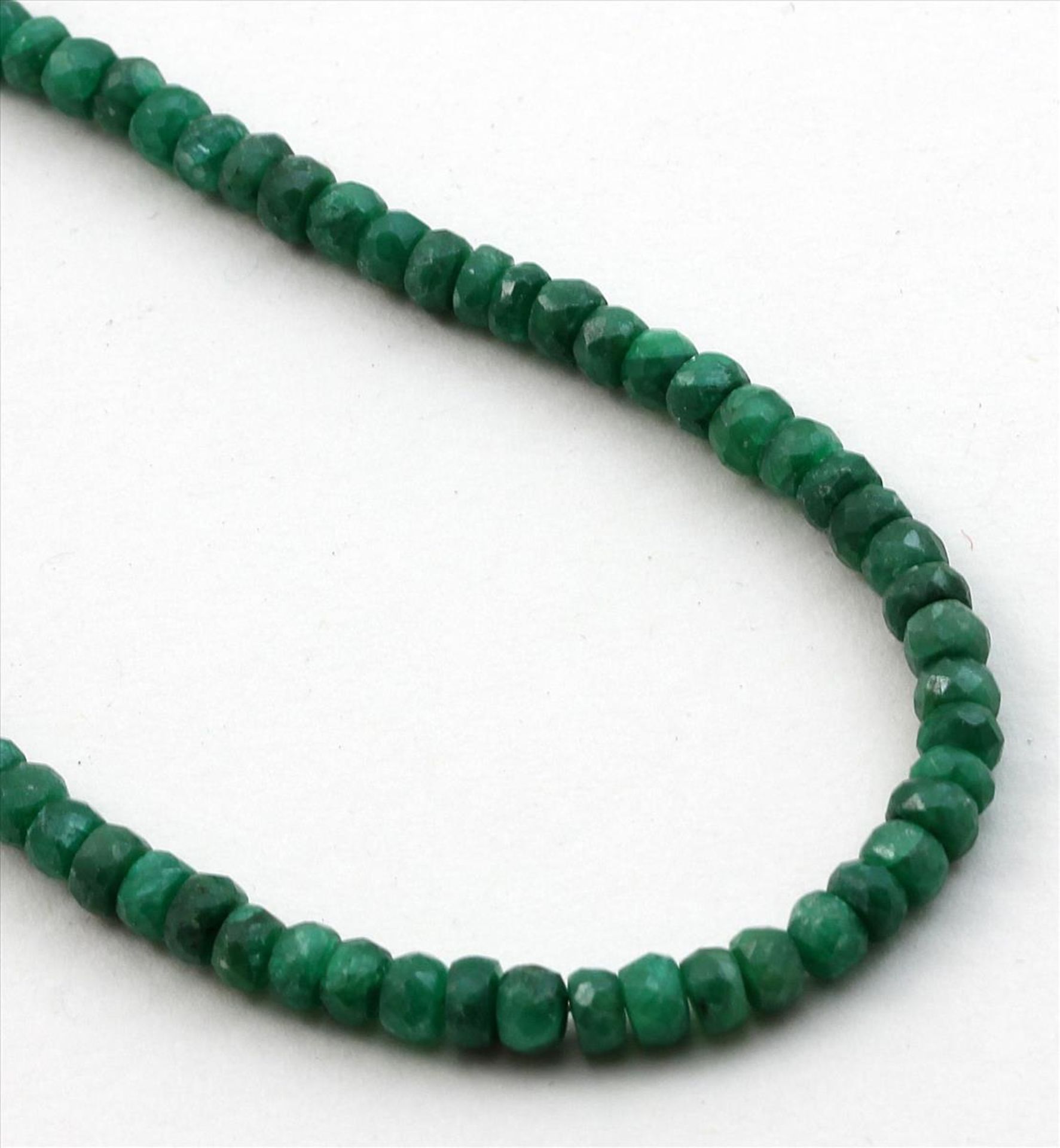 Smaragdkette.Facettierte, opake Smaragd-Rondelle, D. ca. 4 mm. 925/000 Sterlingsilber-