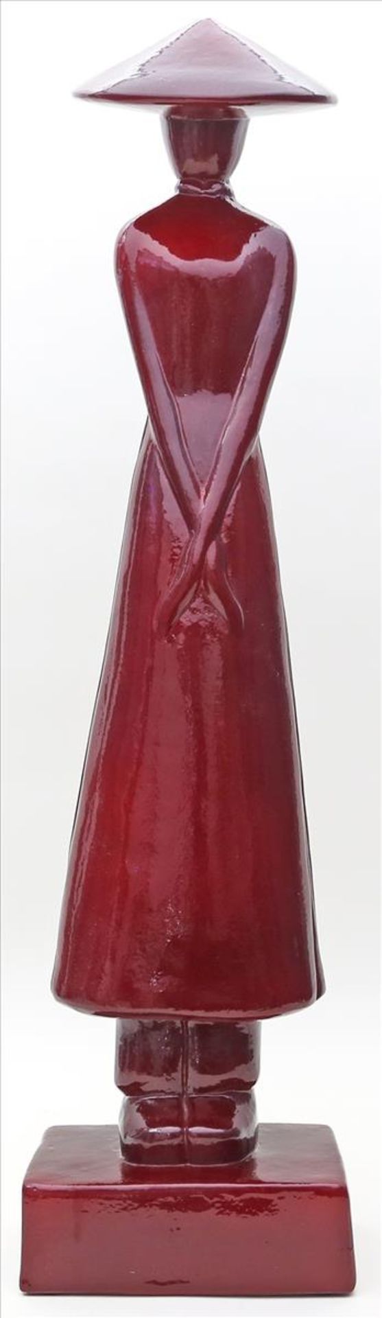 Skulptur einer stilisierten Frau.Rot glasierte Keramik. Unterseite mit Etikett Mirabeau. H. 70 cm.