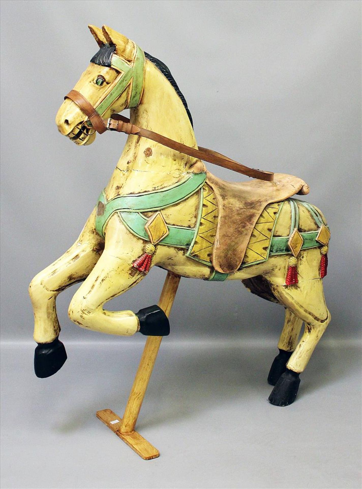 Karussell-Pferd.Holz, bunt bemalt. 20. Jh. H. 123 cm. Auf Holzständer.