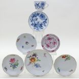 4 Unterschalen, Mokkatasse und Ascher, Meissen.Porzellan. Verschiedene, bunte Blumenmalereien,