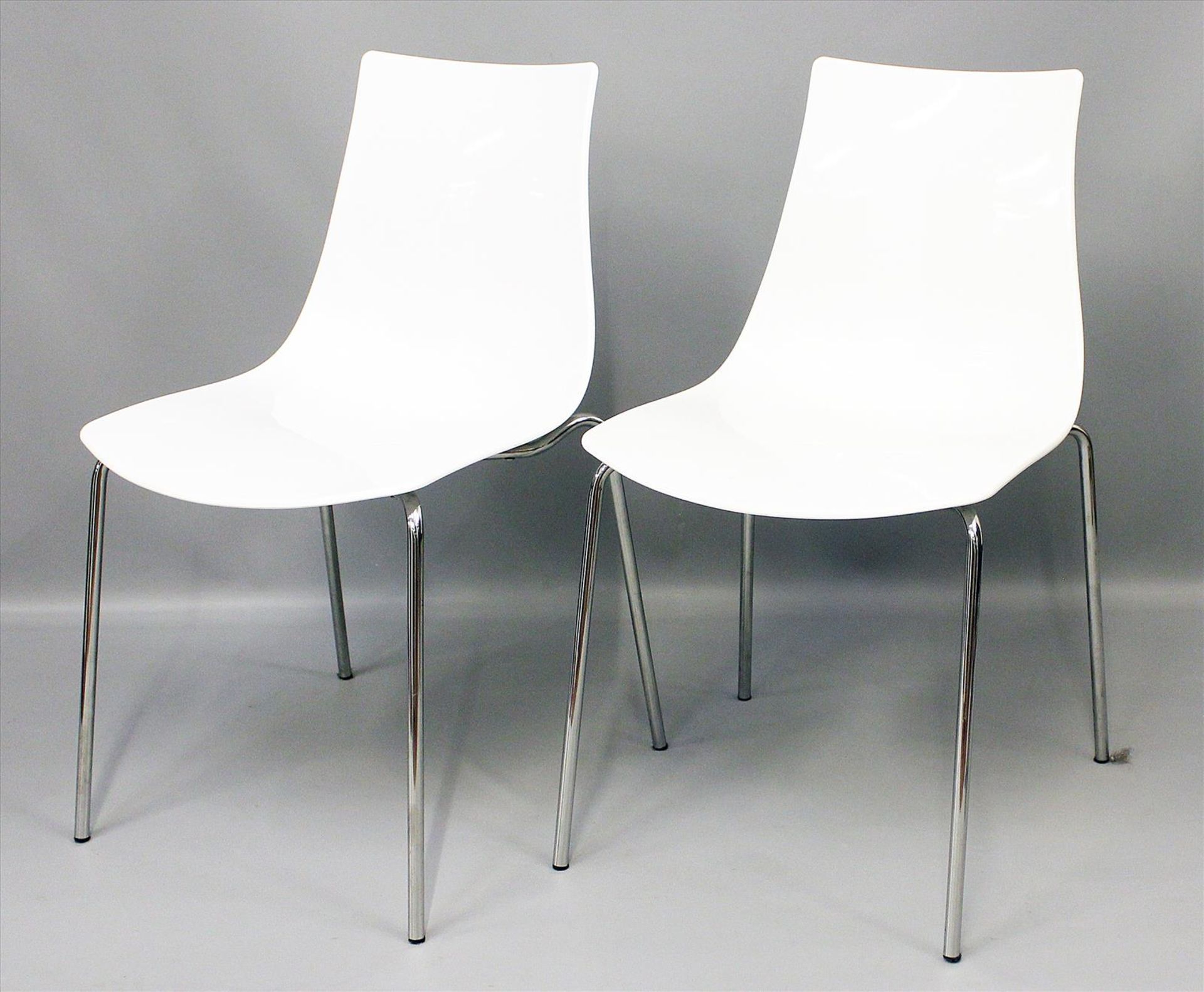 Paar Stühle "ICE".Weiße Kunststoffschalen mit geriffelter Oberfläche, Metallbeine.