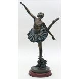 Degas, Edgar, nachTänzerin. So genannte "Kunstbronze", mit dunkelbrauner Patina. Braun gelackter