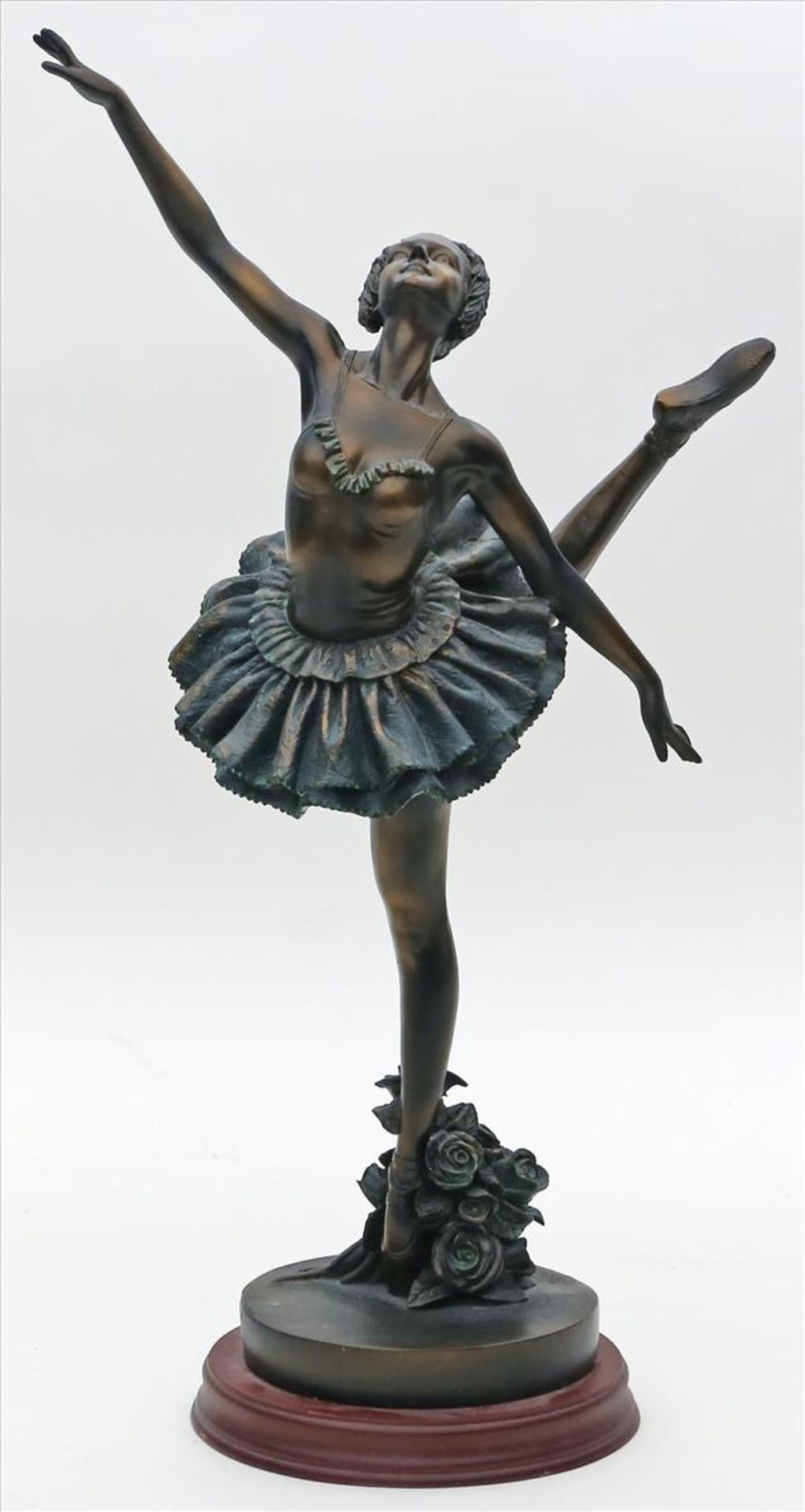 Degas, Edgar, nachTänzerin. So genannte "Kunstbronze", mit dunkelbrauner Patina. Braun gelackter