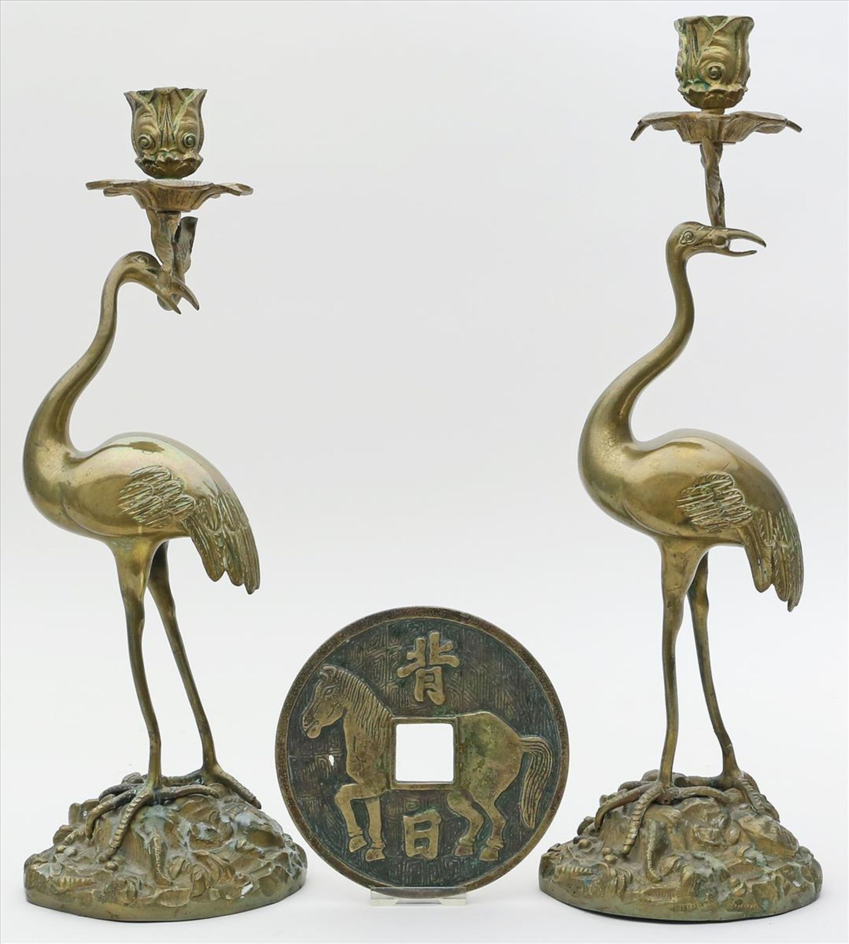 Paar Kranich-Leuchter und große "cash"-Münze.Bronze/Messing. 1 Leuchter verbogen. China. H. 36