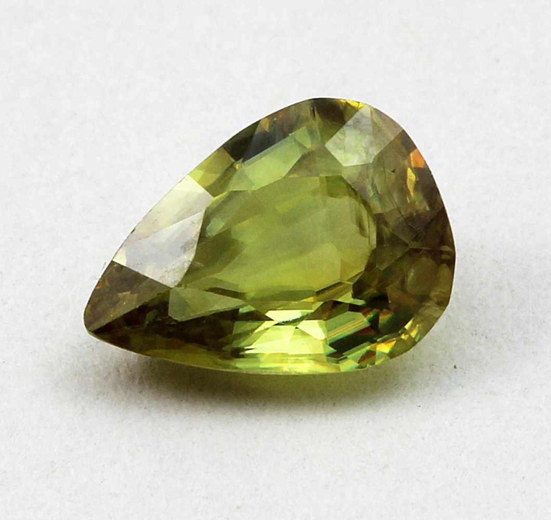 Gelber Sphen (Titanit), ca. 1,4 ct.Birnkenrförmig facettiert.