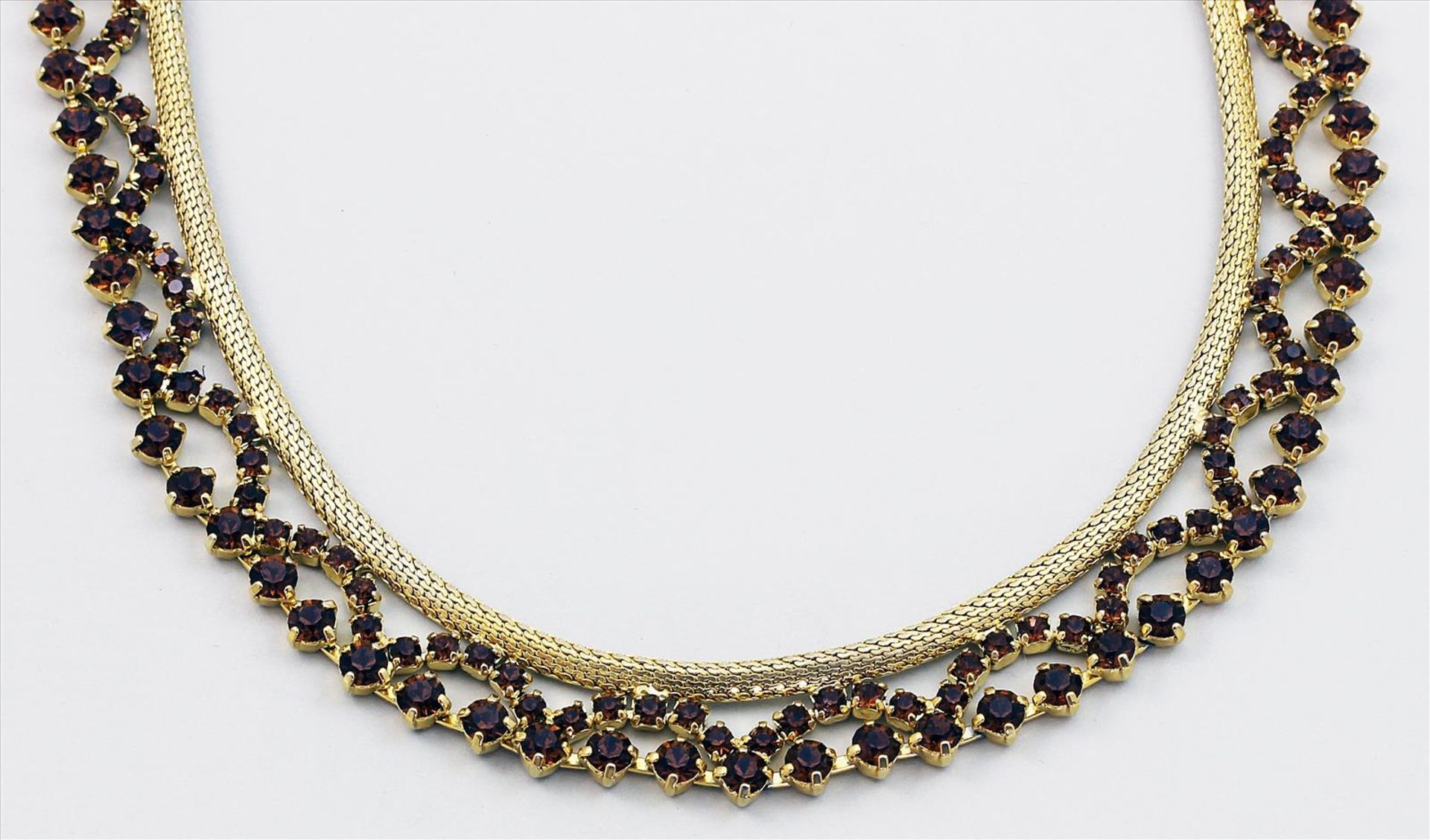 Collier.Metall, vergoldet. Hellbrauner Strassbesatz. 50er/60er Jahre. L. ca. 40 cm. - Bild 2 aus 2