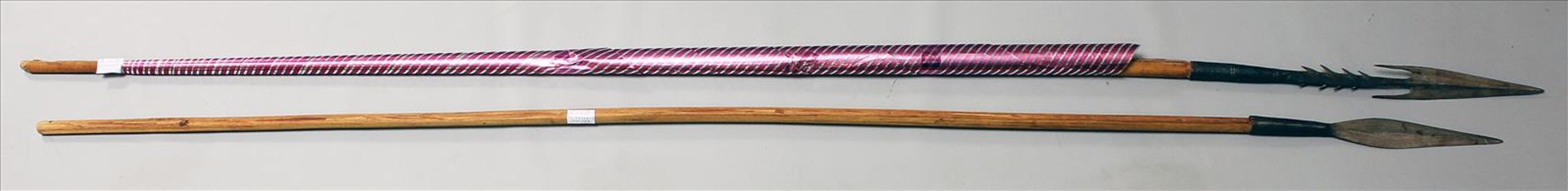 2 afrikanische Speere.Eisenklingen. Holzschäfte. L. 140 bzw. 149 cm. - Image 2 of 2