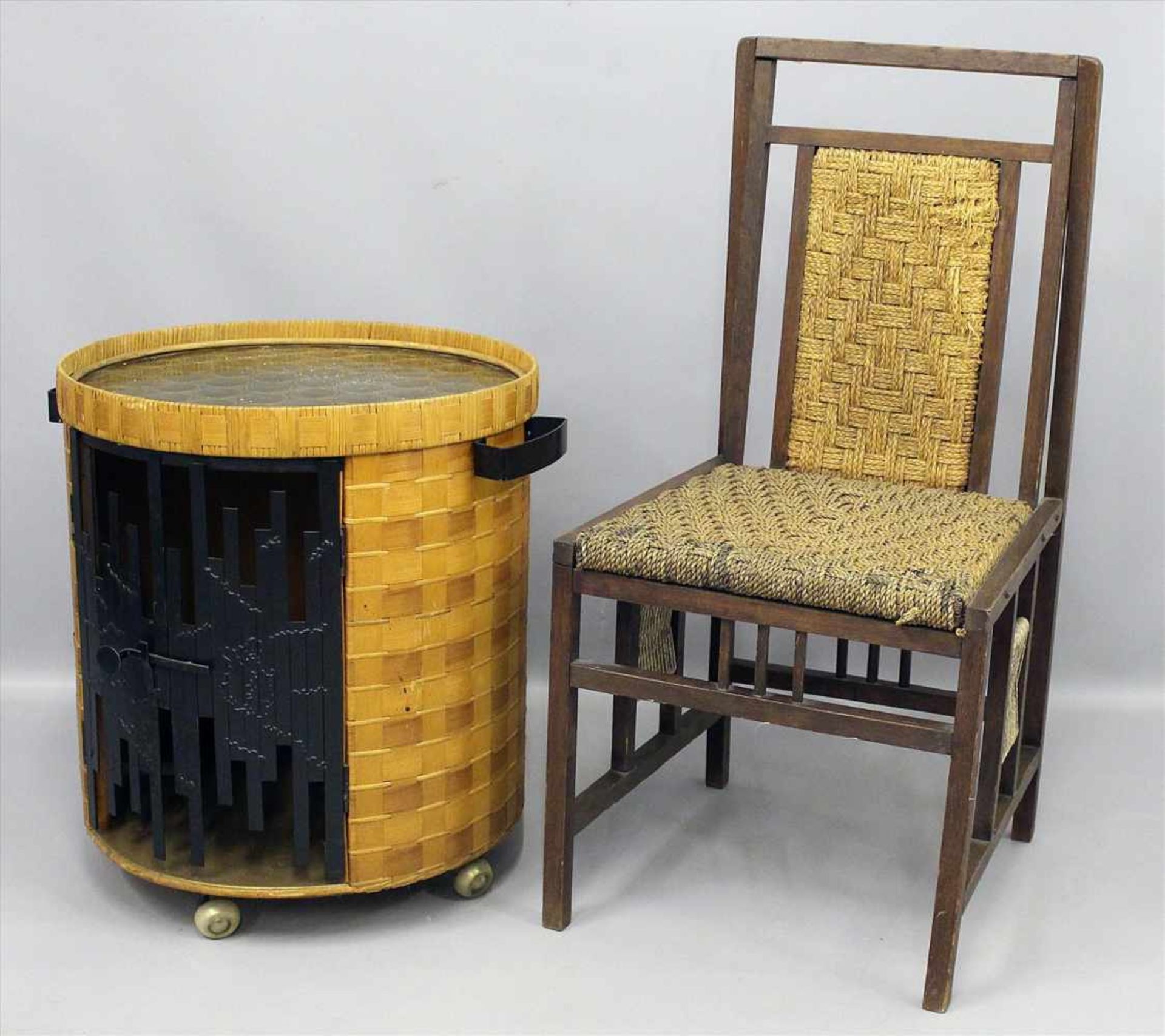 Stuhl und Vintage-Barwagen.a) Holzgestell mit Geflecht (besch.). H. 95 cm und b) Runder Holzkorpus