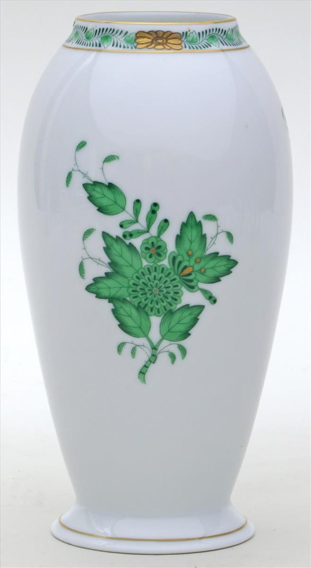 Vase, Herend.Porzellan. Bemalung "Apponyi" in Grün mit Goldstaffage. Herend, 20. Jh. 1. Wahl. H.