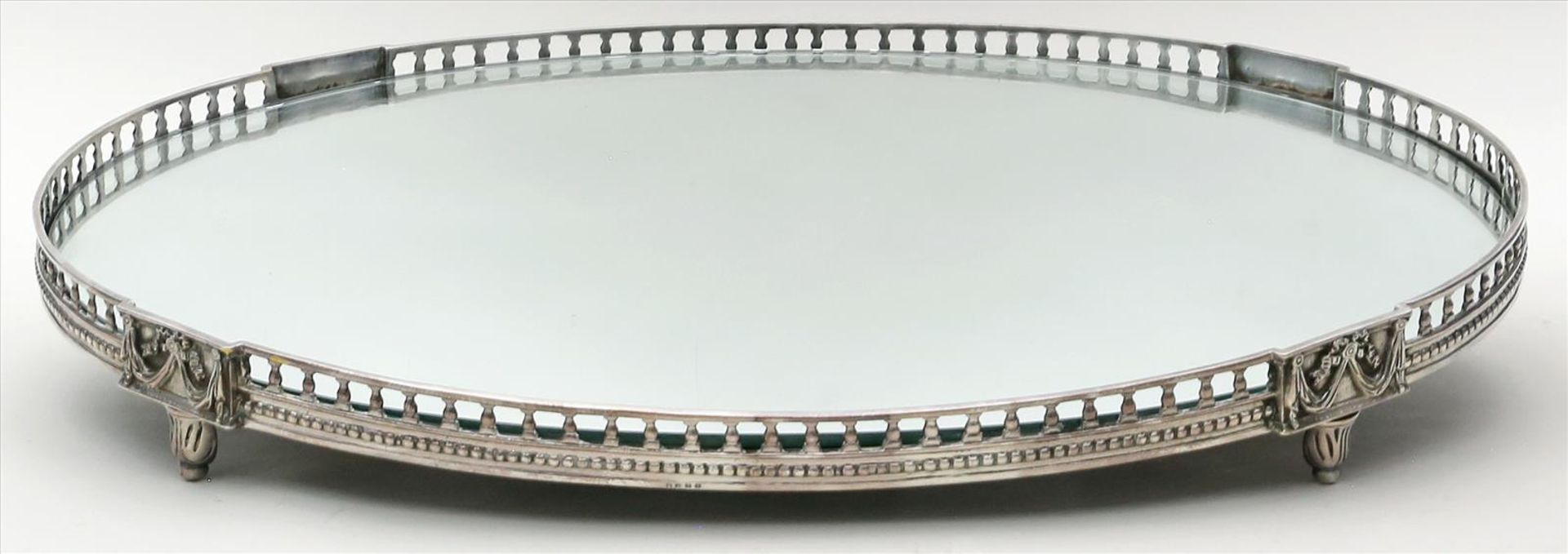 Großes Plateau im Stil Louis XVI.Metallgestell mit Ornamentrelief, ovaler Spiegeleinsatz. 20. Jh. 8x