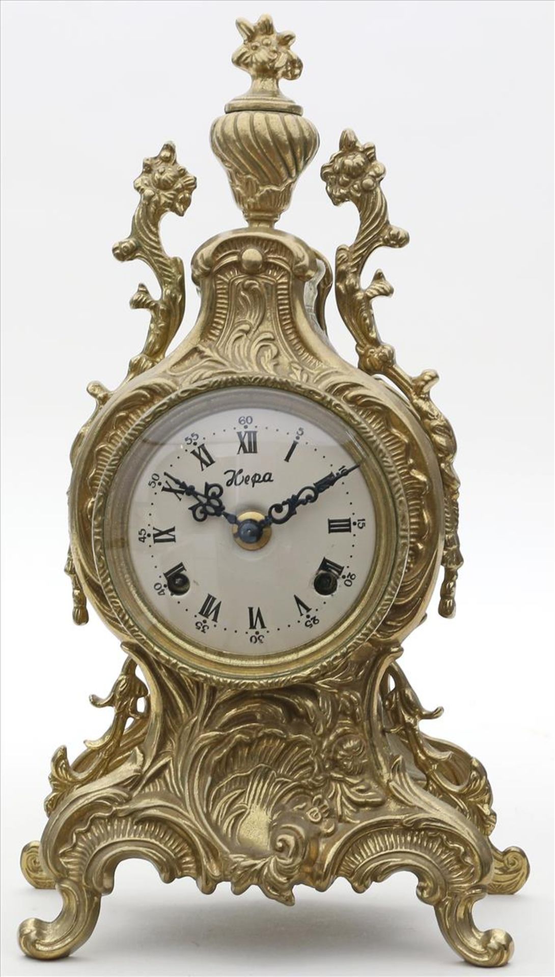 Pendule im Stil Louis XV.Rocaillenförmiges Gehäuse, vergoldet. Auf 4 Rocaillenfüßen. Rundes