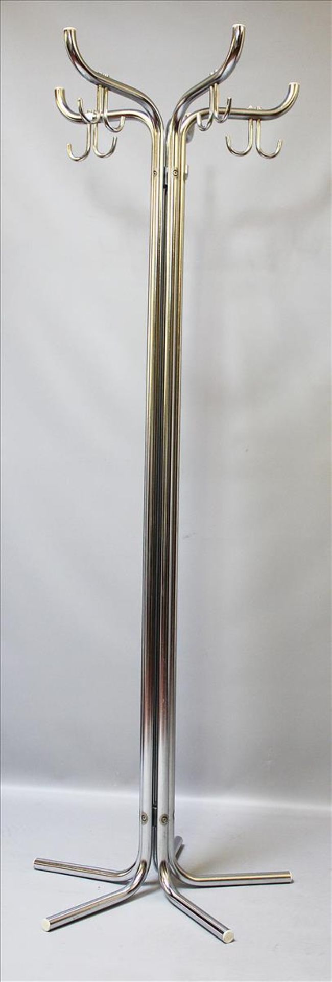 Kleiderständer im Art Deco-Stil.Metall, verchromt. Gebrauchsspuren. 20. Jh. H. 180 cm.